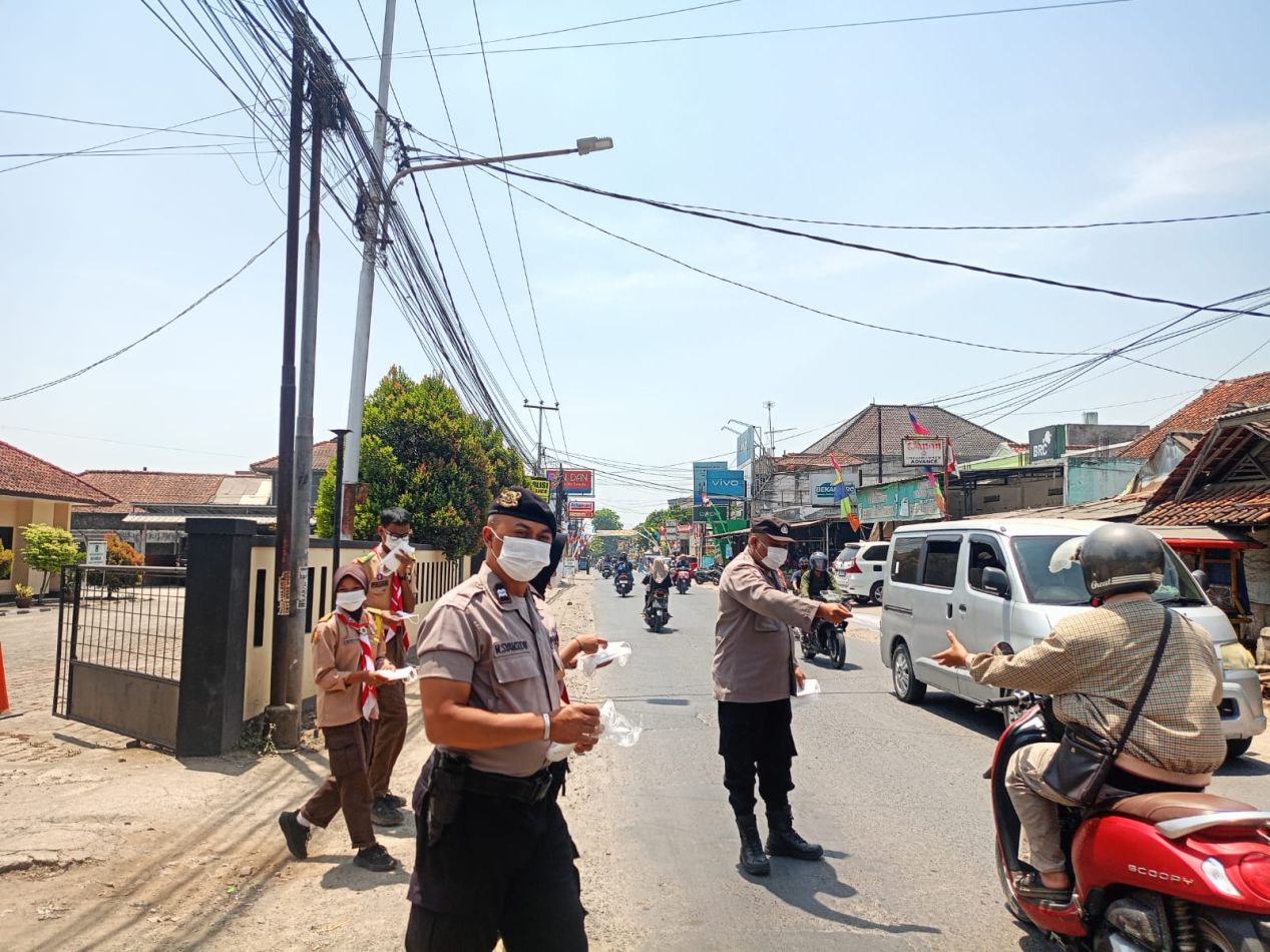 Antisipasi Dampak Abu Vulkanik Gunung Anak Krakatau, Polsek Plered Turun ke Jalan Bagikan Masker untuk Warga