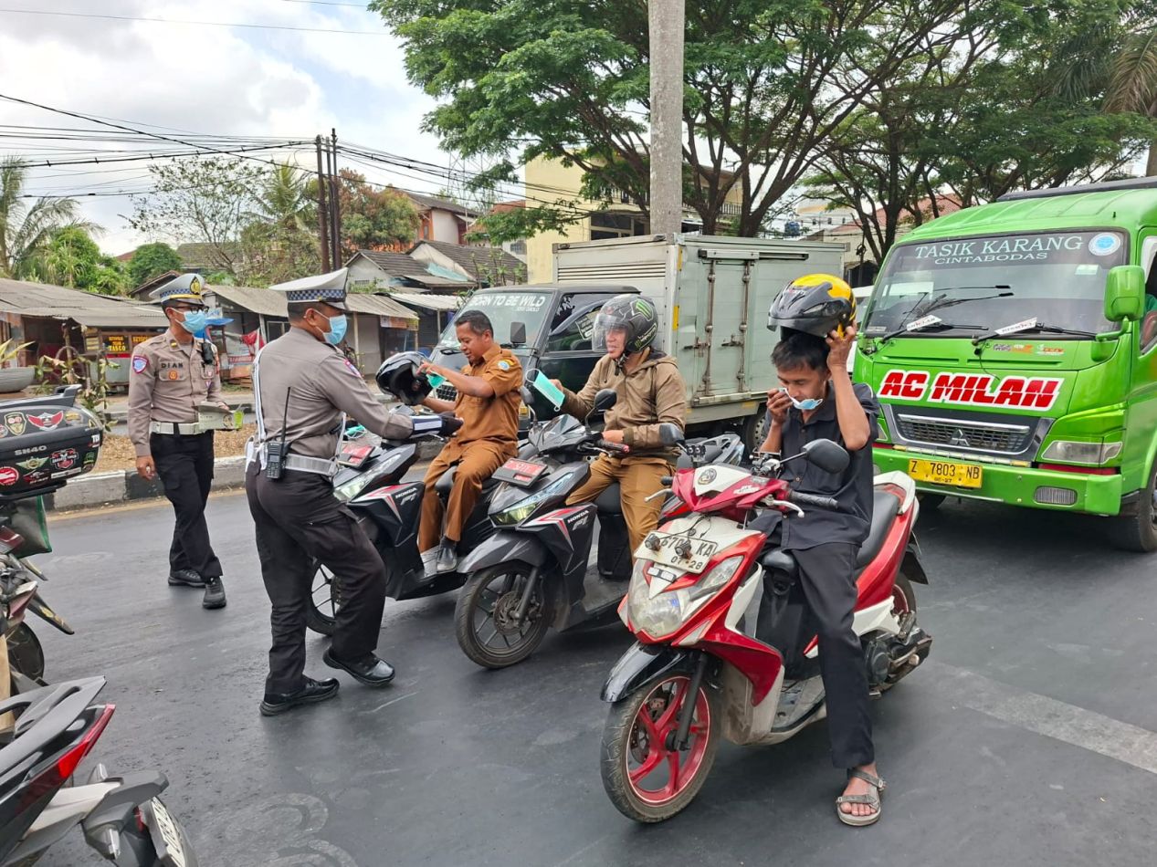 ANTISIPASI HUJAN ABU VULKANIK GUNUNG ANAK KRAKATAU, SATLANTAS POLRES TASIKMALAYA KOTA BAGIKAN MASKER