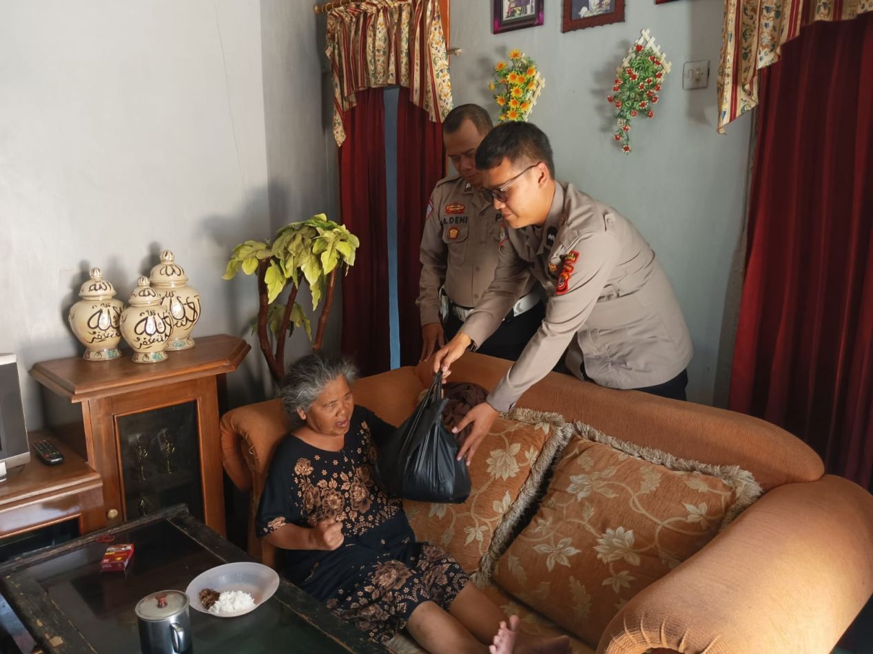 Bakti Polri kepada Masyarakat, Ps. Panit Lantas Polsek Cikijing Berikan Paket Sembako Kepada Warga yang Membutuhkan
