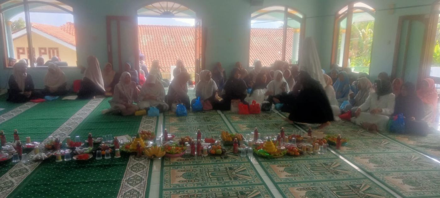 Bhabinkamtibmas Duduk Bersama Warga Padaherang dalam Peringatan Maulid Nabi