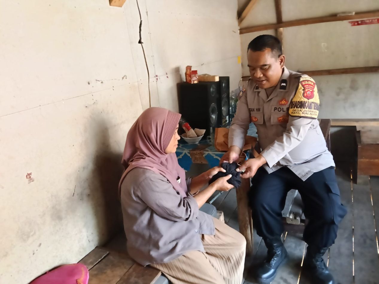 Cegah Dampak Abu Vulkanik Dari Erupsi Anak Gunung Krakatau, Bhabinkamtibmas Polsek Malausma Bagikan Masker Ke Warga
