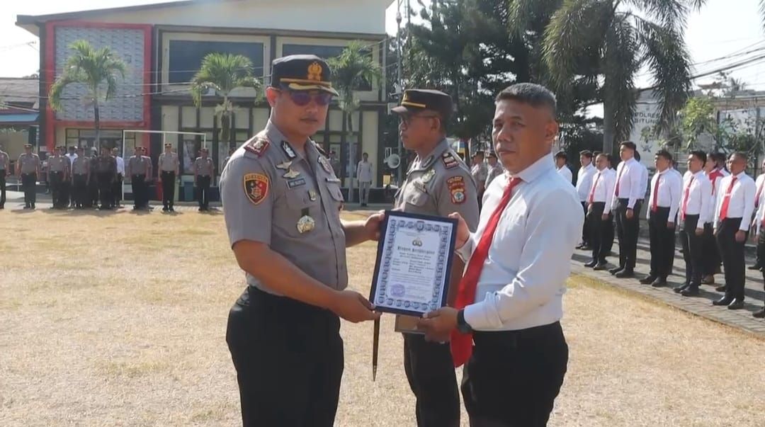 Kapolres Bitung Beri  Penghargaan Dua Personel Berprestasi, Kepedulian yang Menginspirasi Sesama