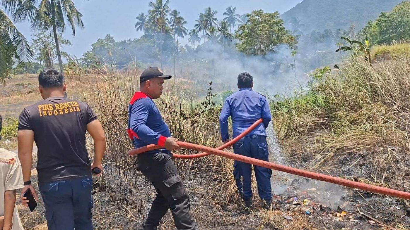 Kemarau Panjang Picu kebakaran lahan Dekat Tol Girian Indah, Warga Sigap Hubungi 112