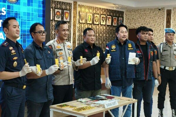 Polda Sulut Gagalkan Penyelundupan 16 Batang Emas Ilegal oleh Dua WNA Asal China di Bandara Sam Ratulangi