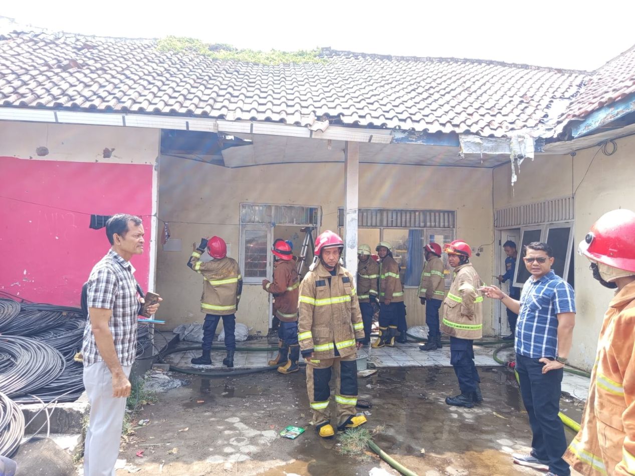 Polsek Seltim Bersama Damkar Berhasil Padamkan Kebakaran Gudang Wifi