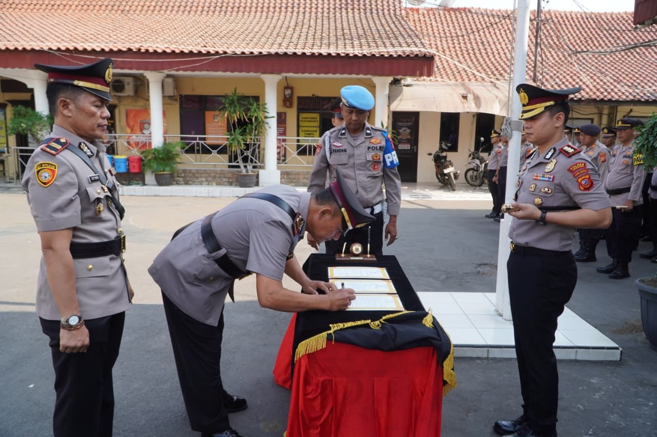 Sertijab Kapolsek Lemahwungkuk dan Pelantikan Kapolsek Mundu Polres Cirebon Kota